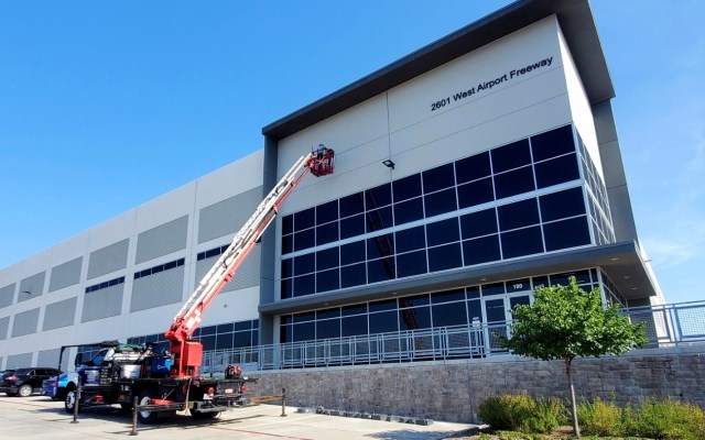 Bucket truck used for licensed commercial sign installation in DFW